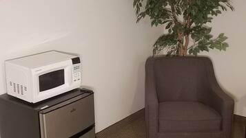 Single Room, 1 King Bed | Free WiFi, bed sheets