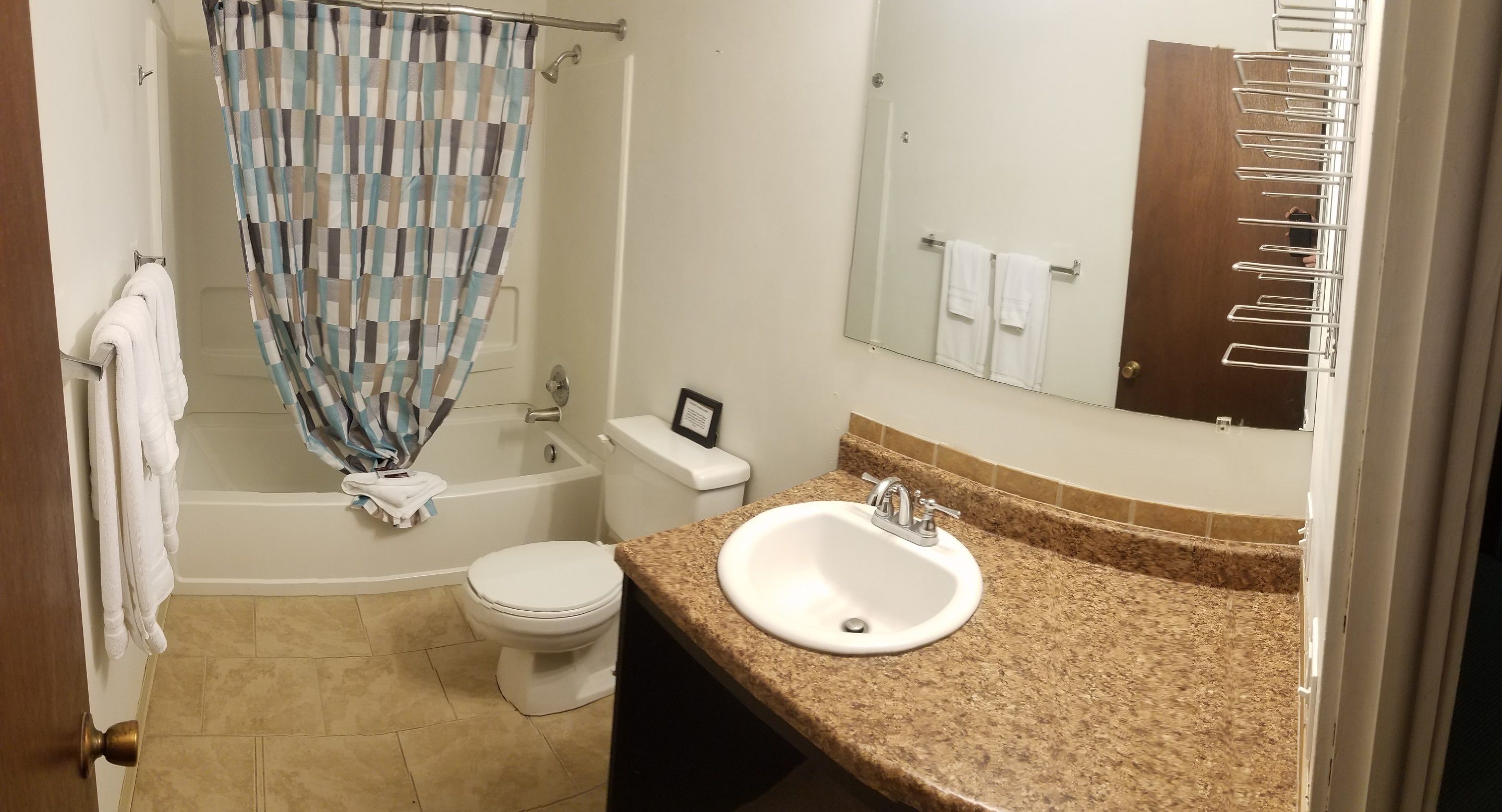 Single Room, 1 King Bed | Bathroom | Combined shower/tub, free toiletries, towels
