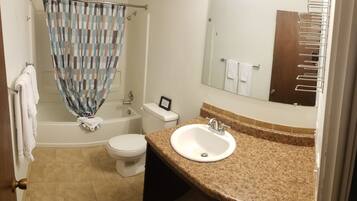 Single Room, 1 King Bed | Bathroom