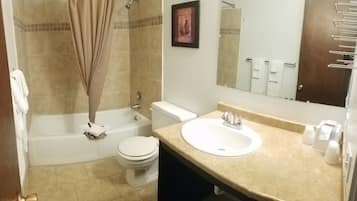 Habitación individual, 1 cama de matrimonio | Baño | Ducha y bañera combinadas y artículos de higiene personal gratuitos