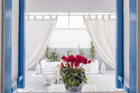 2 habitaciones, caja de seguridad en la habitación y escritorio