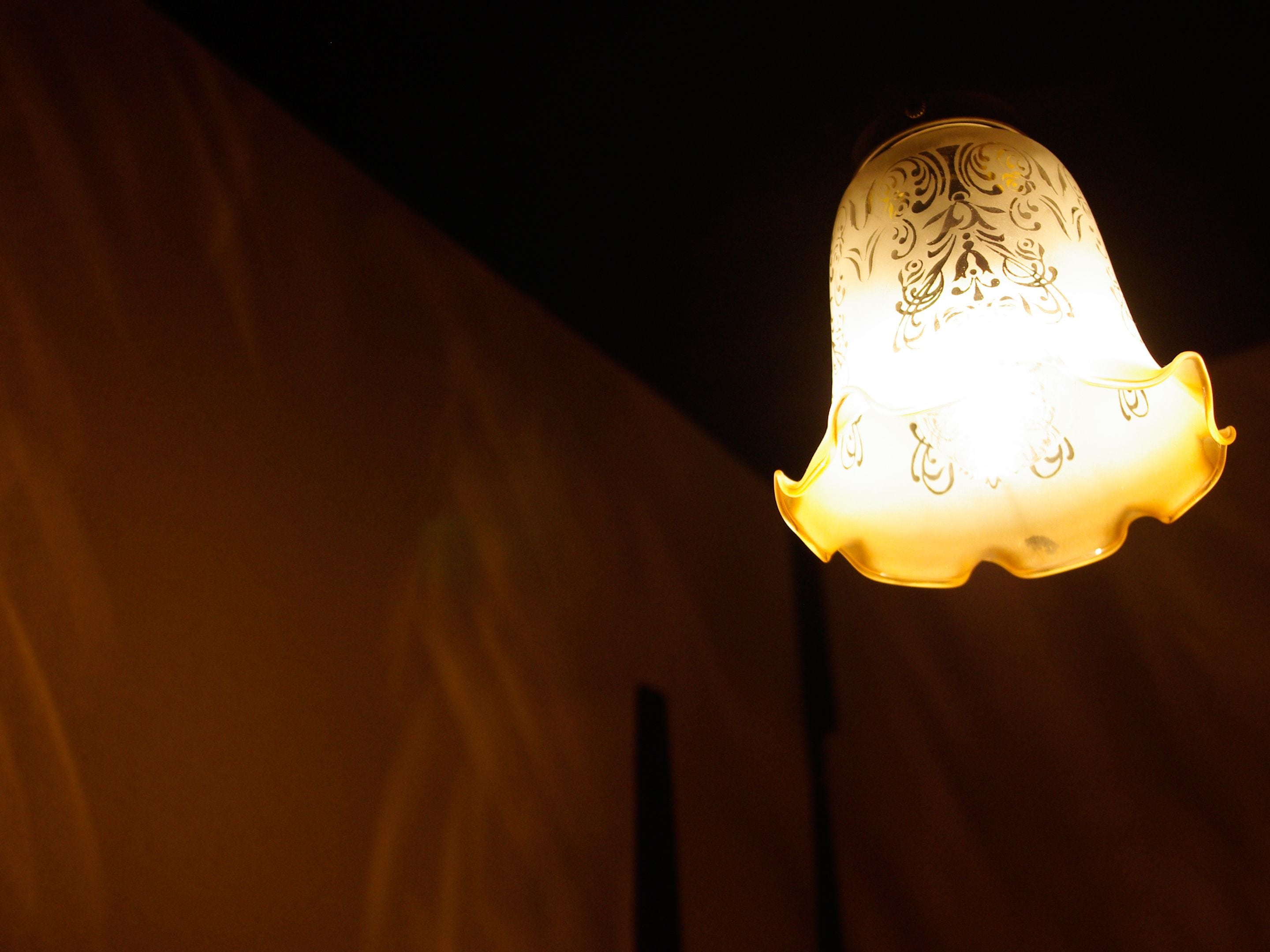 Een hanglamp met ingewikkelde patronen.