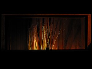 A dark room with a wooden wall and a window. - Theatre and Library Residence -Kyoto Murasakino- (Kyoto)
