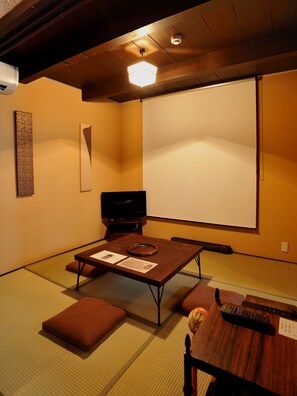 32-inch LCD TV with satellite channels, TV, DVD player - Theatre and Library Residence -Kyoto Murasakino- (Kyoto)