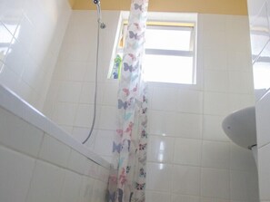 Apartamento, 2 habitaciones | Baño | Ducha y bañera combinadas y cabezal de ducha tipo lluvia