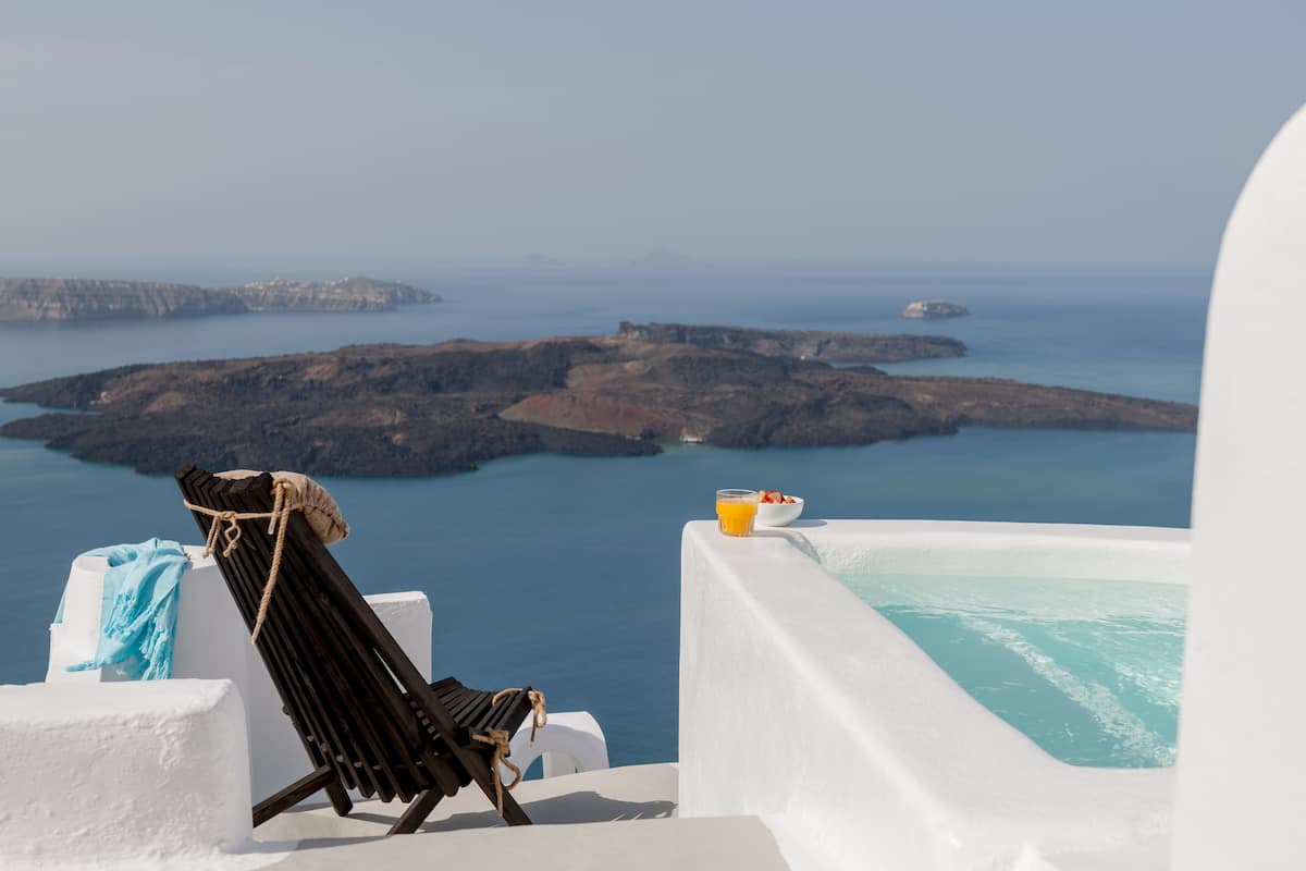 Una tumbona con vistas al mar y a las islas.