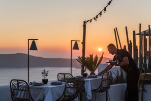 Couples dining - Cocoon Suites (Santorini)