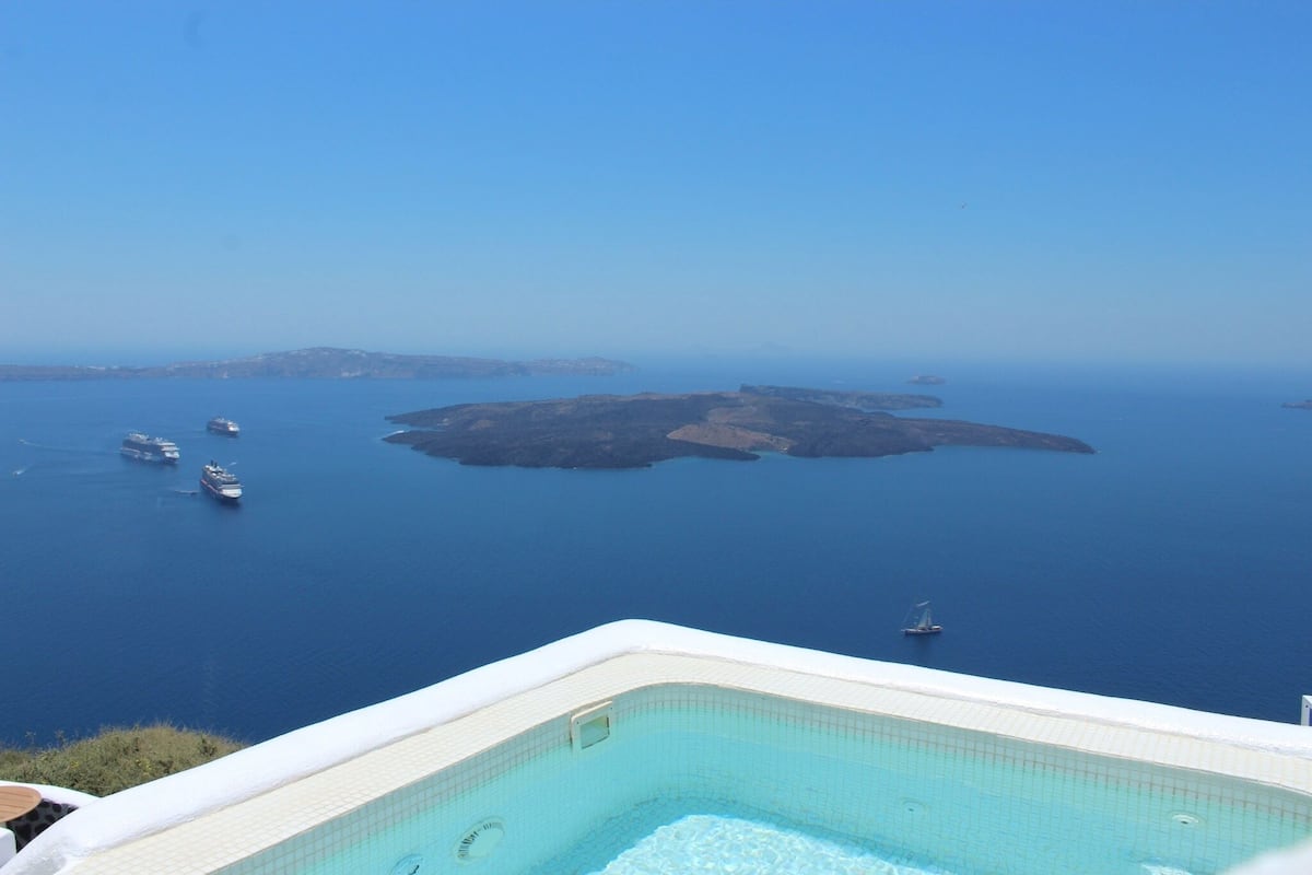 Una piscina con vistas al mar y a las islas.