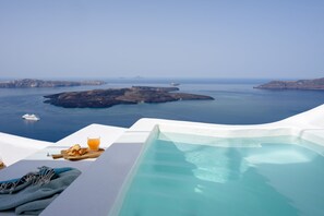 1 bedroom, free minibar items, in-room safe, individually decorated - Cocoon Suites (Santorini)