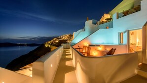 Un hotel moderno con un balcón curvo que da a la costa.