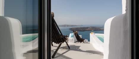 Honeymoon Suite, Jetted Tub | 1 bedroom, free minibar items, in-room safe, individually decorated