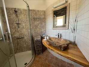 Villa traditionnelle, 3 chambres, vue sur la mer | Salle de bain | Douche, articles de toilette griffés, séchoir à cheveux