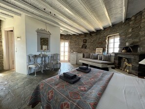 Villa tradicional, 3 habitaciones, vista al mar | 3 habitaciones, decoración personalizada y muebles diferentes