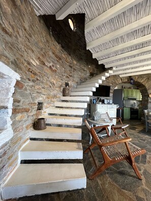 Villa tradicional, 3 habitaciones, vista al mar | Área de sala de estar | Televisión de pantalla plana y reproductor de DVD