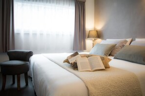 Minibar con artículos gratuitos y caja de seguridad en la habitación 