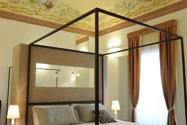 Ücretsiz minibar, odada kasa, ses yalıtımı, ücretsiz kablosuz İnternet