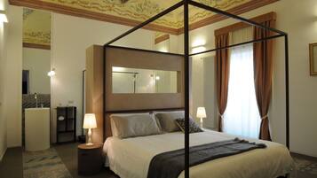 Suíte | Frigobar (abastecido com itens grátis), cofres nos quartos