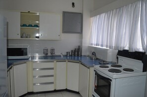 Fridge, microwave, stovetop, coffee/tea maker - Lolos Elegant Three Bedroom Apartment (Harare)