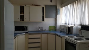 Fridge, microwave, stovetop, coffee/tea maker - Lolos Elegant Three Bedroom Apartment (Harare)