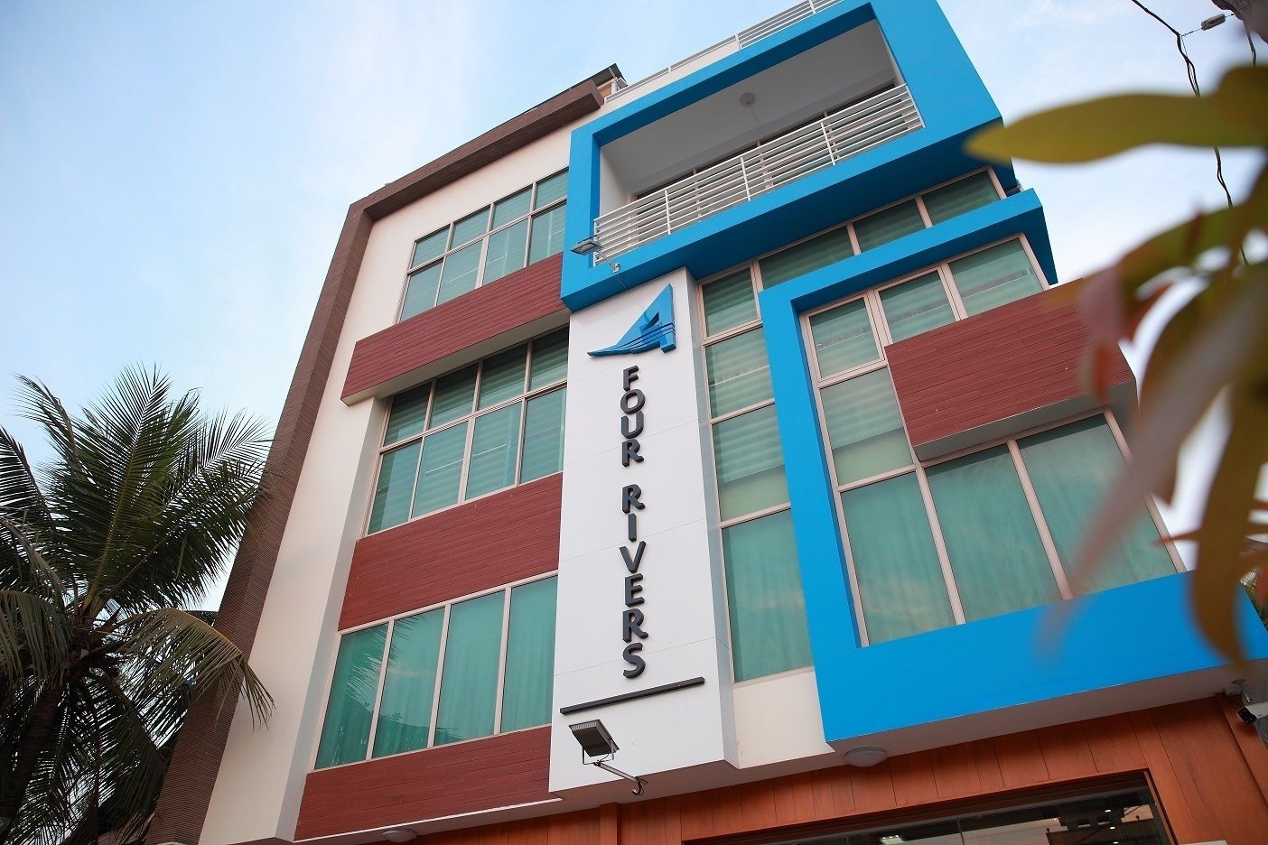 Un edificio con un letrero que dice "Four Rivers".