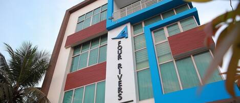 Un edificio con un letrero que dice "Four Rivers".