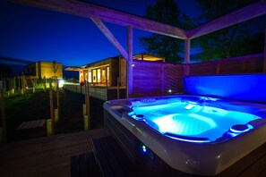 Romantic House, 1 Bedroom, Jetted Tub, Garden View | Spa