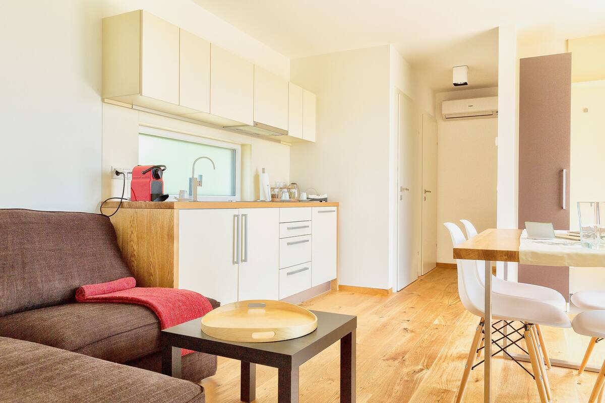 Casa romántica, 1 habitación, bañera de hidromasaje, vistas al jardín | Cocina básica privada | Cafetera o tetera, frigorífico y microondas (previa solicitud)