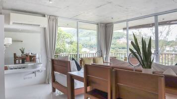 Familiesuite | Minibar, safe på rommet, skrivebord og skrivebord for bærbar PC