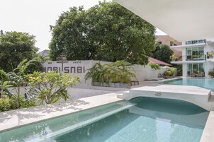 สระว่ายน้ำกลางแจ้ง