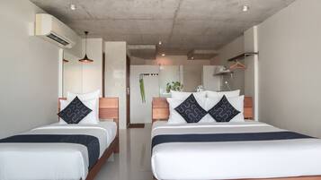 Premier Triple Room | Bar mini, peti besi dalam bilik, meja, ruang kerja komputer riba