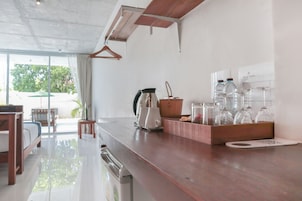 Minibar, caja de seguridad en la habitación y escritorio 