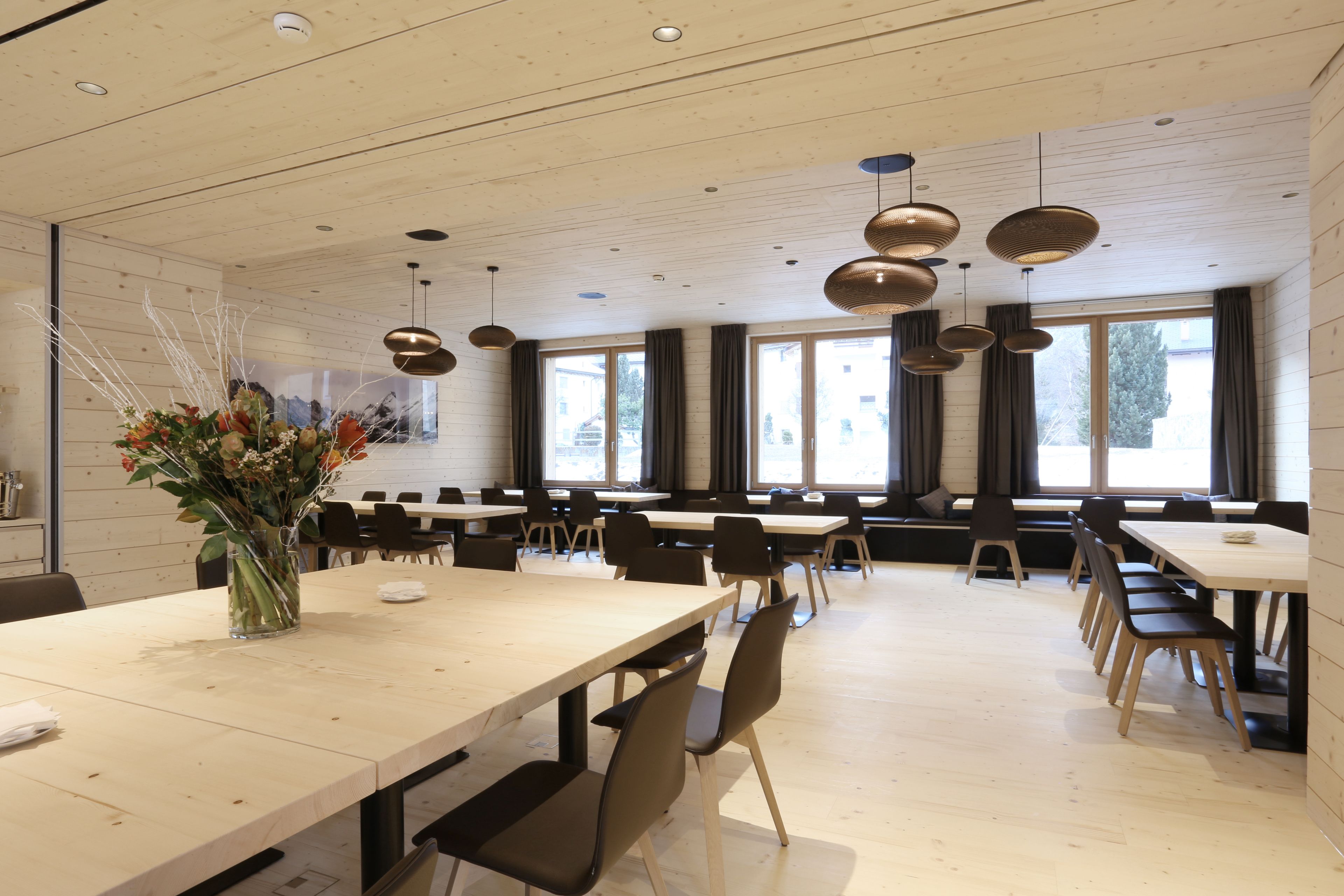 lunch and dinner served, international cuisine