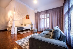 Ropa de cama de alta calidad y caja de seguridad en la habitación