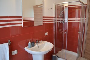 Triple Room, Private Bathroom, Courtyard View | Bathroom | Shower, free toiletries, hair dryer - B&B I Ciclopi (Aci Castello)
