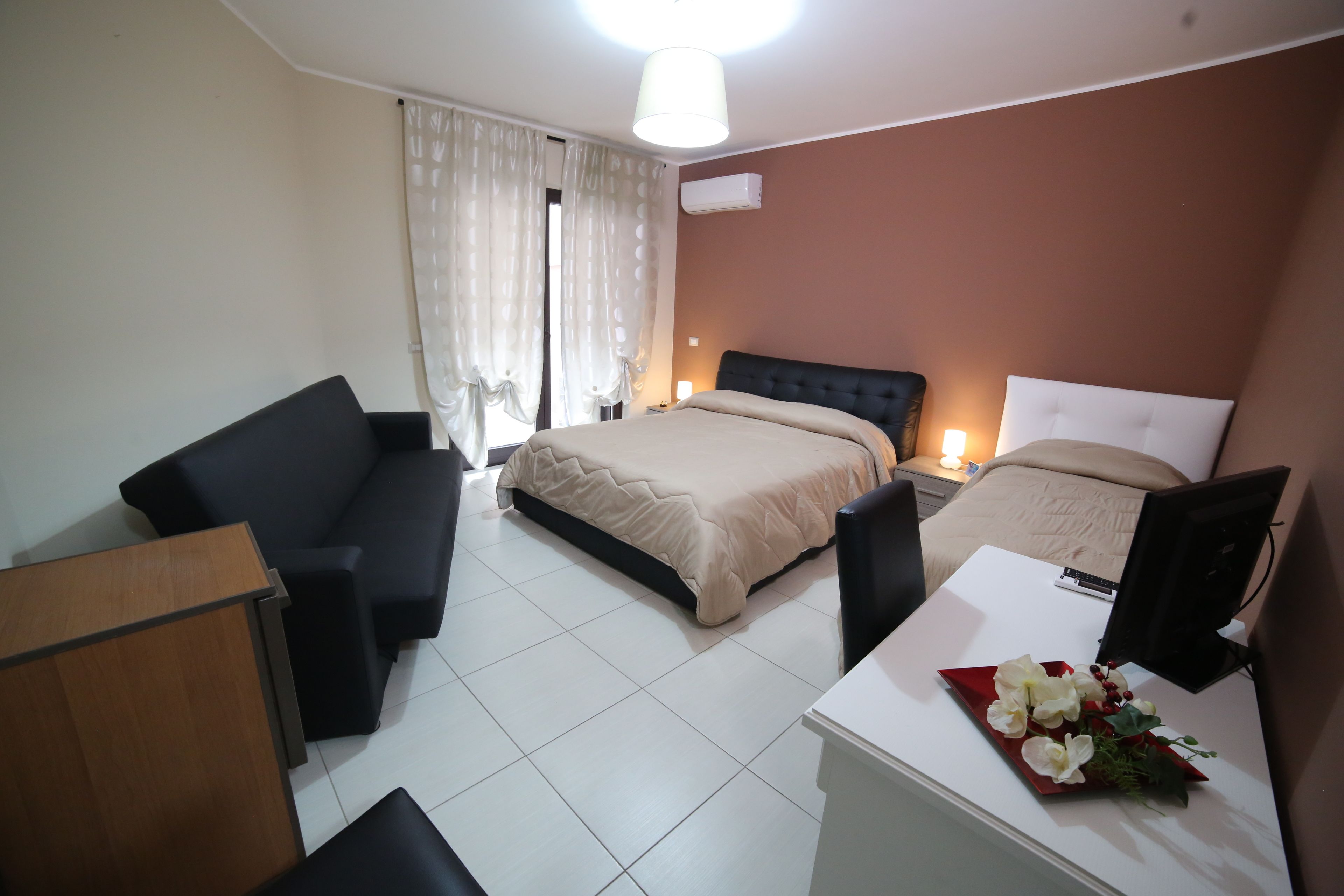 Camera tripla, bagno privato, vista cortile | Biancheria da letto di alta qualità, minibar, una scrivania