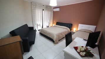 Camera tripla, bagno privato, vista cortile | Biancheria da letto di alta qualità, minibar, una scrivania