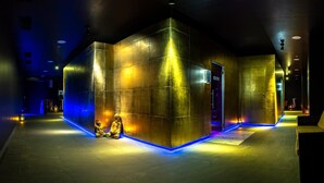 A modern interior with a geometric, metallic structure and ambient lighting. - Hotel Aquacity Riverside (Poprad)