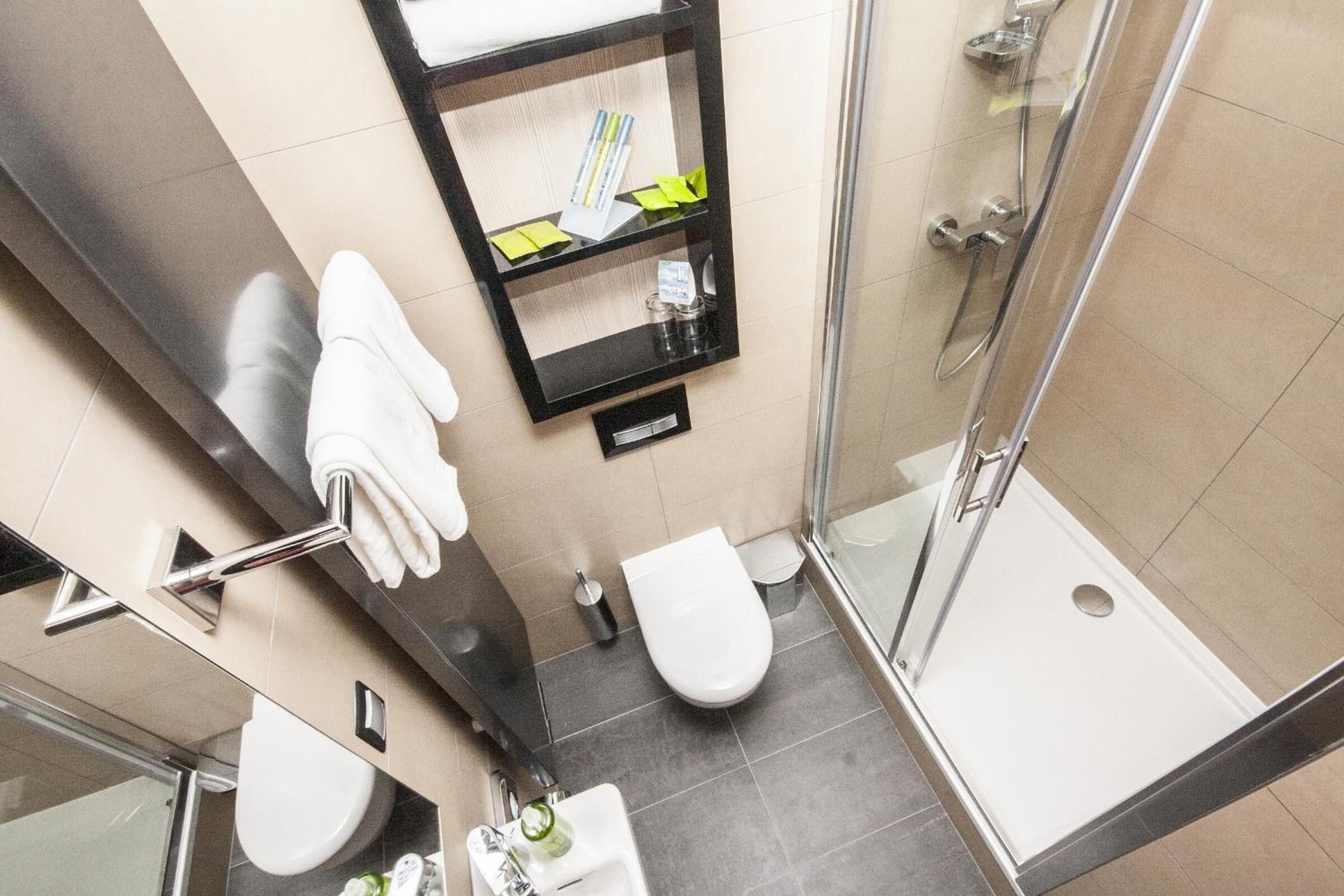 Dusj, toalettartikler (inkludert), hårføner og håndklær