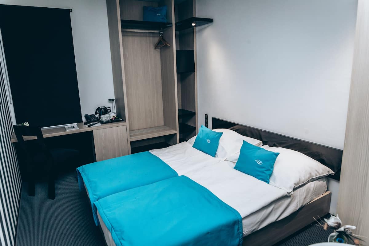 Standard Room | Minibar, in-room safe, desk, iron/ironing board