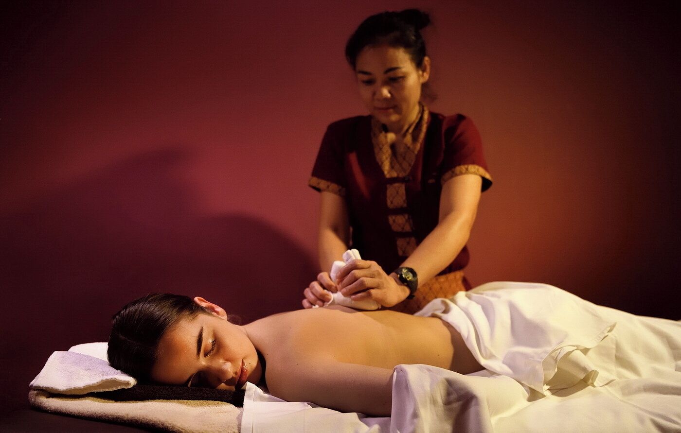 En person får massage, mens de ligger i en seng.