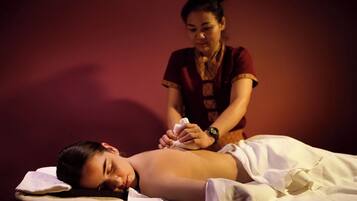 En person får massage, mens de ligger i en seng.