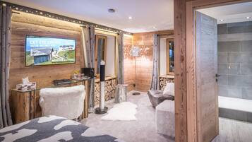 Superior Double Room | Living area | Flat-screen TV