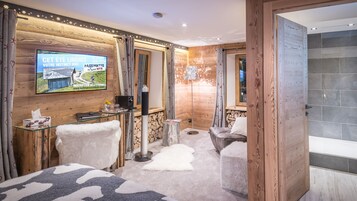 Superior Double Room | Living area | Flat-screen TV