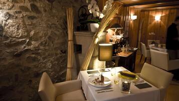 2 restaurants, lunch, dinner served; Regional cuisine