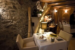 2 restaurantes; se sirven almuerzos, cenas y cocina regional 