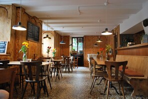 2 restauranter, der serverer frokost og aftensmad