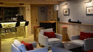 Una habitación acogedora con barra, paredes de madera y asientos cómodos.
