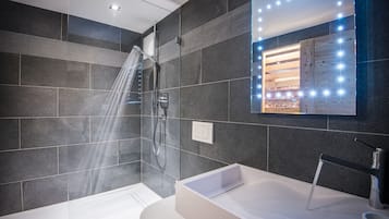Superior Double Room | Bathroom | Shower, free toiletries, hair dryer, towels