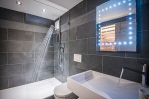 Superior Double Room | Bathroom | Shower, free toiletries, hair dryer, towels - Le Chalet de l'Atelier (Champery)