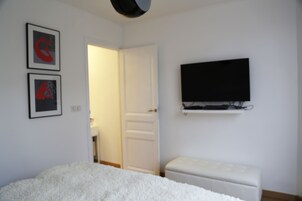Ropa de cama de alta calidad, escritorio y cortinas blackout